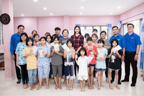 Hoa hậu Tiểu Vy tuyên truyền phòng chống dịch bệnh tại các mái ấm tình thương