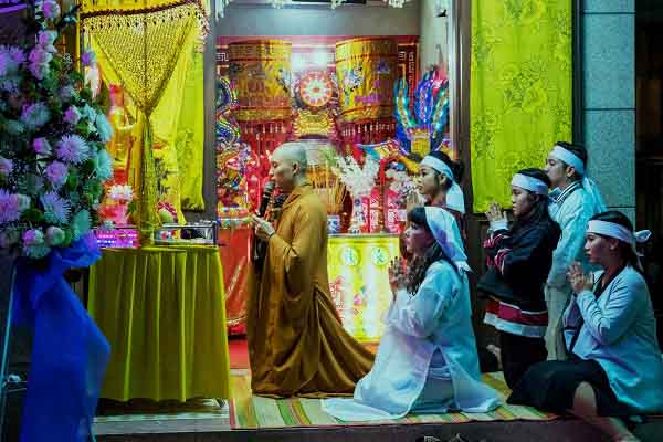 Review phim ‘Đêm tối rực rỡ’: sáng tạo, thực tế và đầy ám ảnh