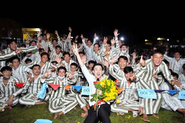 Dương Triệu Vũ ‘quẩy’ hết mình mang xuân về trại giam