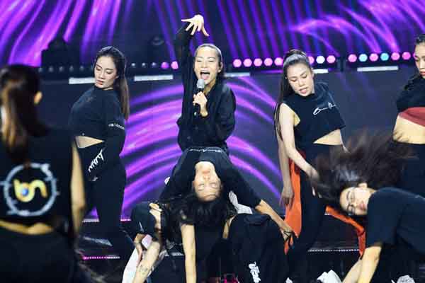 Thu Minh và Hoàng Thuỳ Linh tập luyện hăng say cho đêm chung kết ‘Hoa hậu các dân tộc Việt Nam 2022’