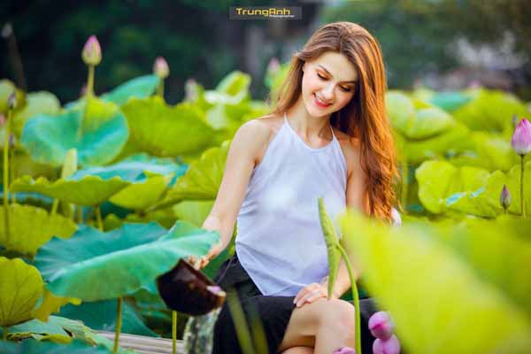 Mẫu Tây bên hoa sen gây sốt cộng đồng mạng là ai?