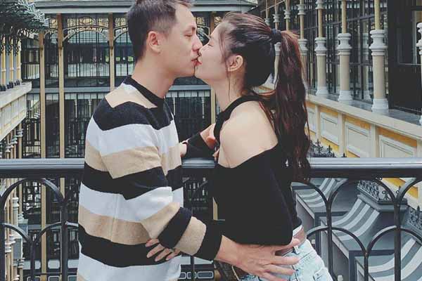 Vợ chồng Đăng Khôi hôn nhau say đắm ở Sa Pa