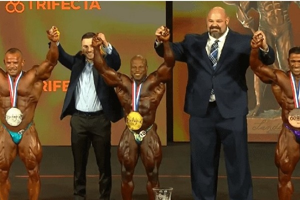 Người đàn ông mạnh nhất thế giới khiến những vận động viên thể hình to lớn cũng trở nên nhỏ bé