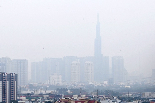Hiện tượng mù do ô nhiễm không khí bao phủ TP.HCM