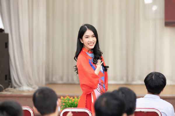 Á hậu Phương Anh ghi điểm bằng hành động tinh tế này