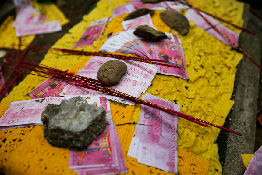 Tưởng nhớ “người đã khuất” bằng bia và vàng mã trong lễ Thanh Minh