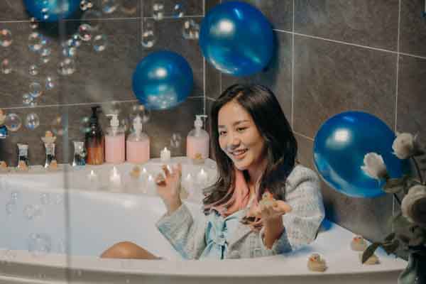 Văn Mai Hương hát an ủi gái ‘ế’