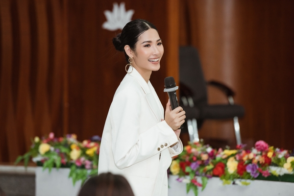 Á hậu Hoàng Thùy hướng dẫn giới trẻ cách tự tin trong cuộc sống