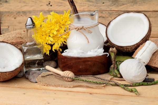 Giảm thâm mắt bằng dầu dừa trong 7 ngày