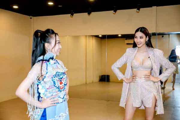 Hoàng Thùy thị phạm catwalk cho các người đẹp Việt ‘chinh chiến’ quốc tế
