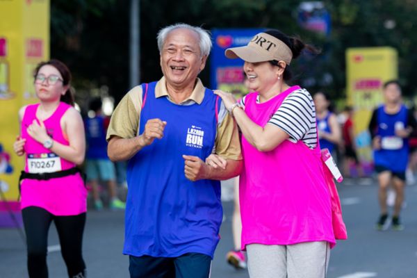 Cặp đôi U.70 cùng nhau hoàn thành đường đua 5km của Lazada Run