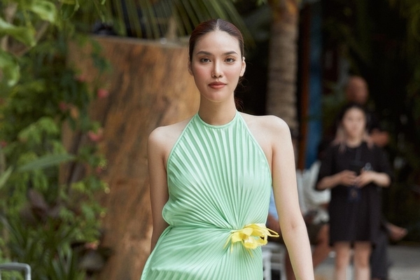 Lan Khuê diện áo hở lưng tổng duyệt show ‘Trăng Là…’