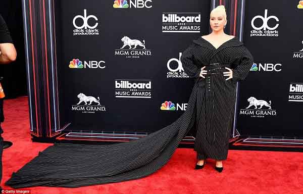 Những “bộ cánh” khó hiểu nhất tại Billboard Music Awards 2018