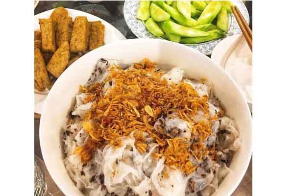Báo Guardian tán dương món bánh cuốn và cà phê của Việt Nam