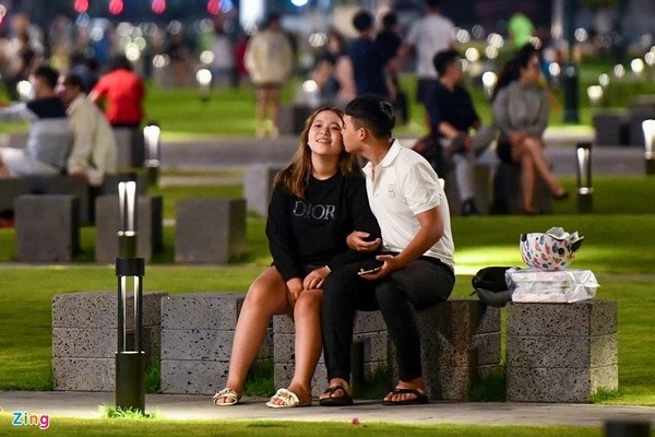 Công viên bến Bạch Đằng đông người dạo chơi ngày đầu mở cửa