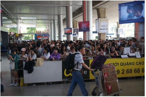 “Biển người” dồn về sân bay Tân Sơn Nhất đón người thân về nước
