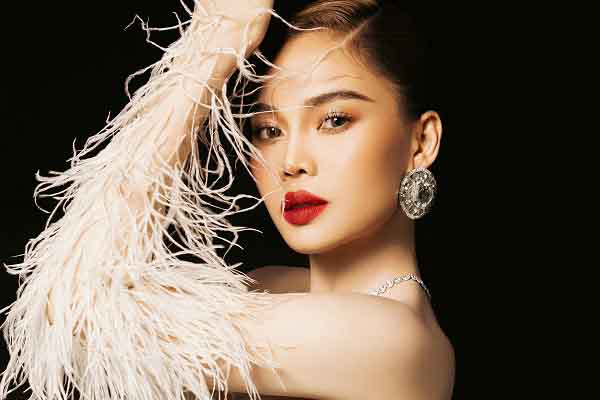 Giang Hồng Ngọc bị fan cuồng nhắn tin khiếm nhã vì… quá gợi cảm