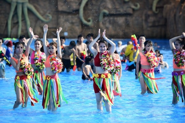 Đổ xô về Vinpearl Land để … “Đại chiến thế giới nước”