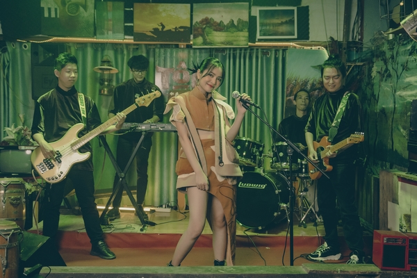 Duyên Quỳnh hát về cuộc sống của những cô gái độc thân