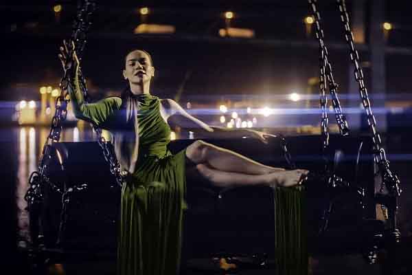 Bật mí cảnh quay Hồ Ngọc Hà lơ lửng trên độ cao 50m trong ‘Cô đơn trên sofa’