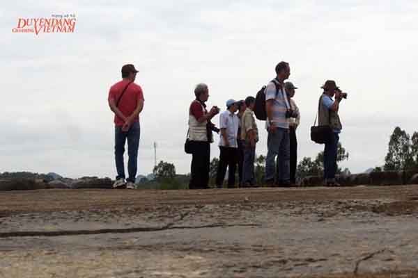 Đi qua Thành nhà Hồ