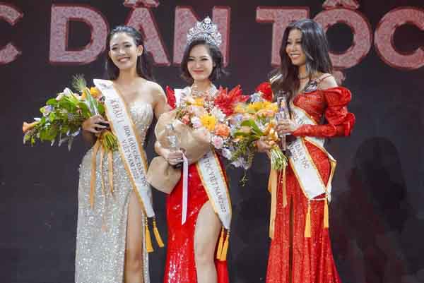 Nông Thuý Hằng đăng quang Hoa hậu các Dân tộc Việt Nam 2022