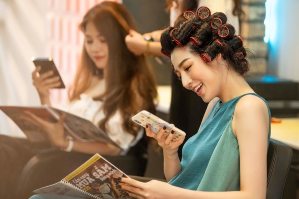 Á Hậu Tú Anh bất ngờ tái xuất sau sinh trong áo tứ thân – nghi vấn lấn sân điện ảnh?