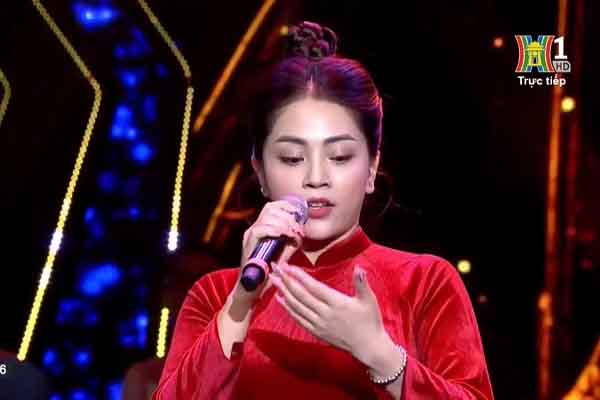 Nữ ca sĩ gây bức xúc vì hát chênh phô, quên lời trên sóng truyền hình