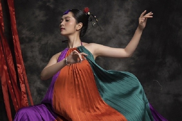 Duyên Quỳnh ‘lì xì’ khán giả bằng ca khúc nhạc xuân