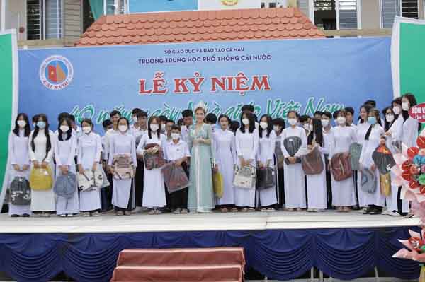 Hoàng Y Nhung về thăm trường cũ, trao quà cho học sinh nghèo