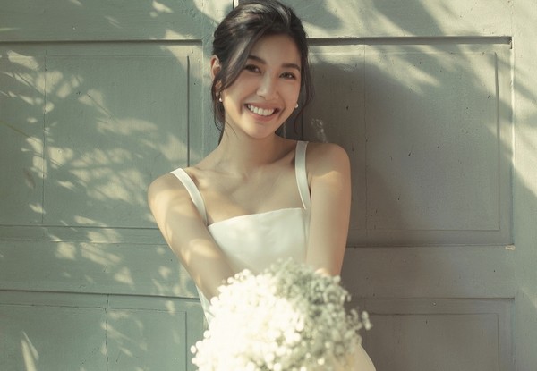 Nụ cười hạnh phúc của Á hậu Thúy Vân trước ngày ‘theo chồng bỏ cuộc chơi’