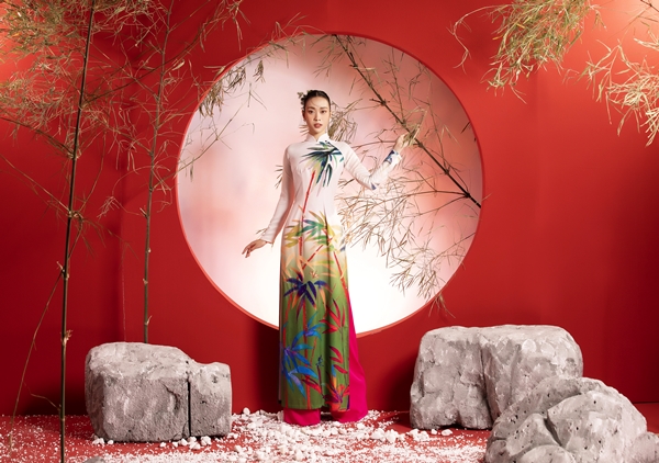 Hoa hậu Ban Mai khoe sắc ngày xuân với áo dài