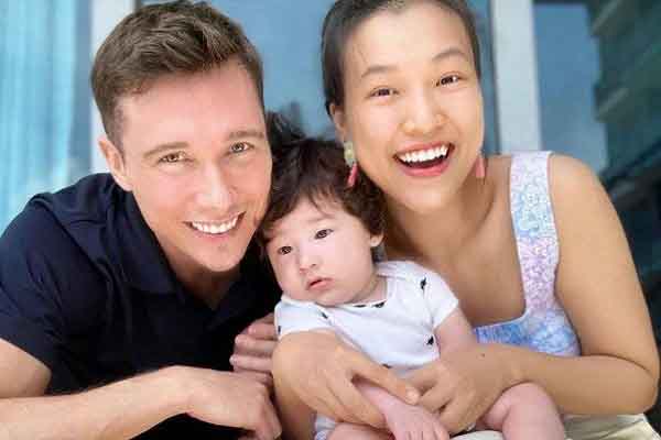 Hành xử văn minh của Hoàng Oanh và chồng Tây: cùng nhau yêu thương con