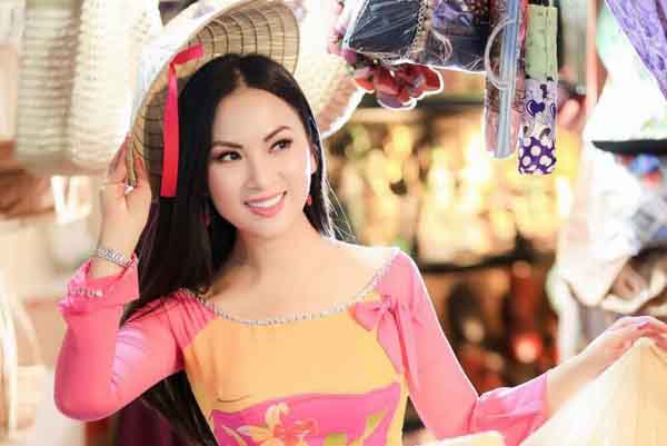 Hà Phương được gia đình chồng tỷ phú hỗ trợ làm từ thiện