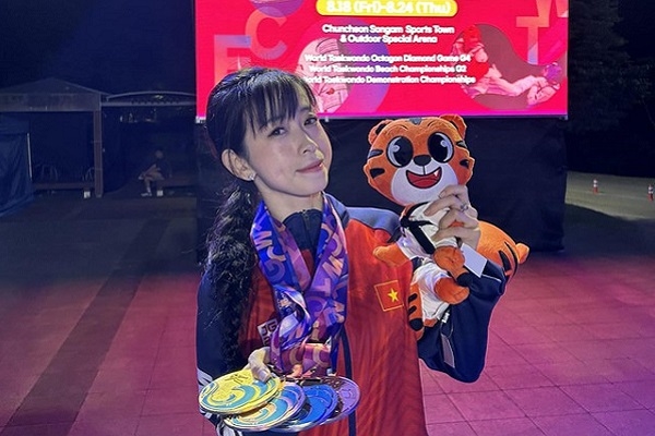 Châu Tuyết Vân cùng đội tuyển quyền taekwondo Việt Nam giành huy chương vàng tại Hàn Quốc