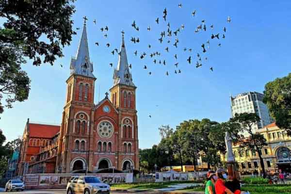 Chiều ngang qua nhà thờ Đức Bà – Tùy bút Võ Thiện Thanh