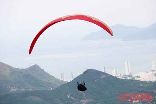 Bay dù lượn ở Hòn Én