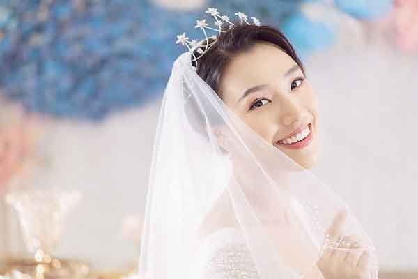 Sau cuộc hôn nhân tan vỡ, MC Hoàng Oanh phải đánh đổi điều gì?