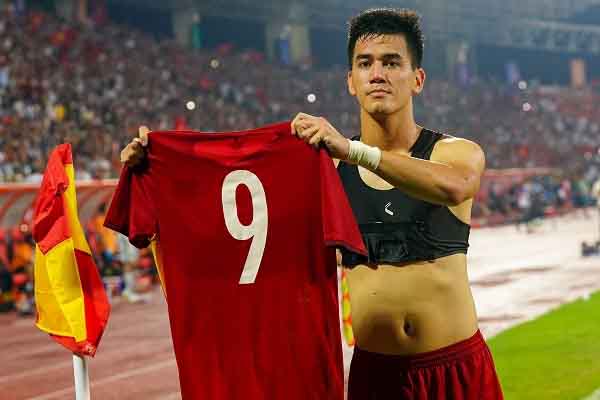 Tranh cãi chuyện Tiến Linh cởi áo ăn mừng