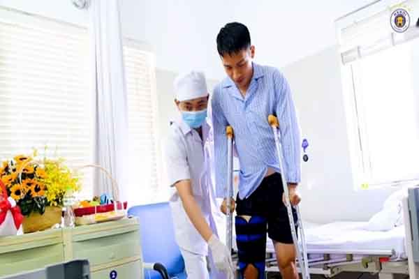 Hai ngày sau mổ, Hùng Dũng nhăn mặt tập đi và có thể xuất viện vào tuần tới