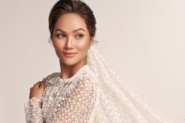 Diện váy cưới, có phải H’hen Niê sắp lên xe hoa?