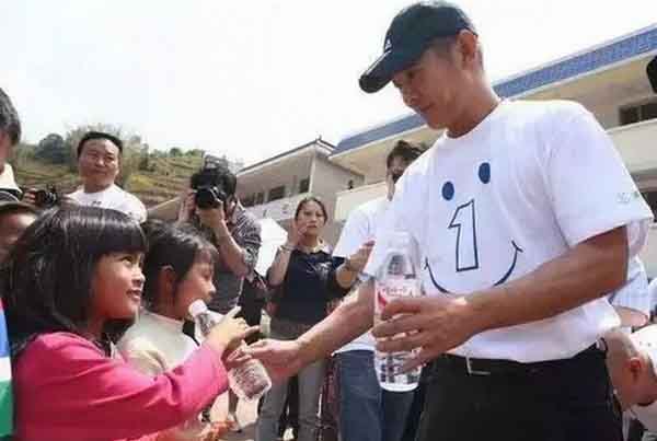 Lý Liên Kiệt lao đao khi từ chối sao kê vụ quyên góp từ thiện ở Tứ Xuyên