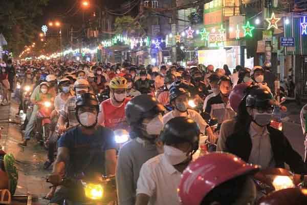 ‘Biển người’ Sài Gòn đón Giáng sinh kín xóm đạo Phạm Thế Hiển