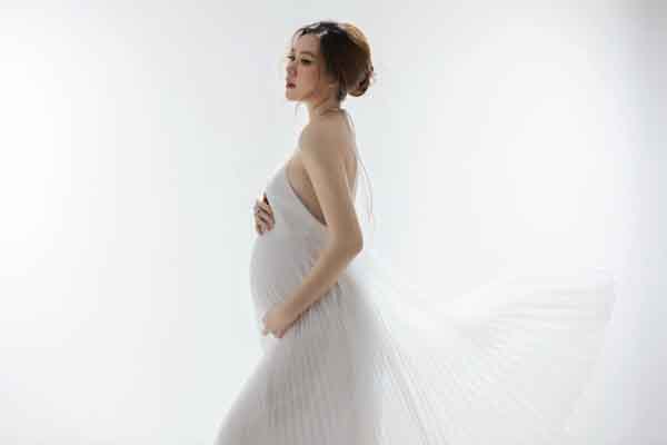 Tường San khoe ảnh mang thai con gái đầu lòng