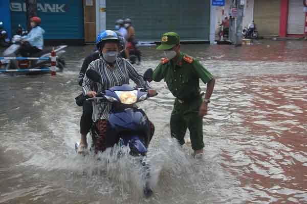 Học sinh ở Cần Thơ học trở lại sau triều cường tùy vào tình hình từng nơi