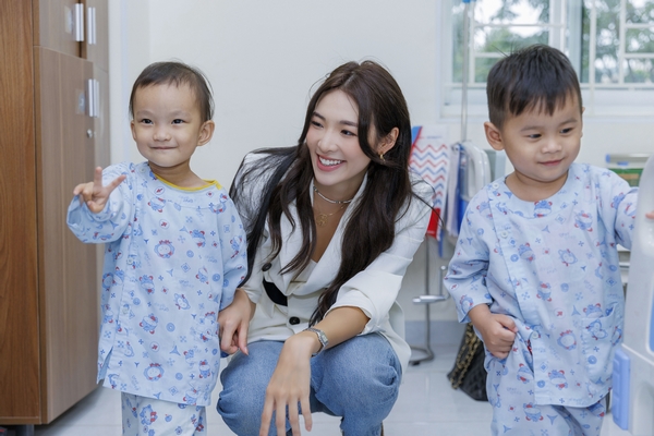 Miss Earth 2022 nghẹn ngào khi thăm bệnh nhi tim bẩm sinh