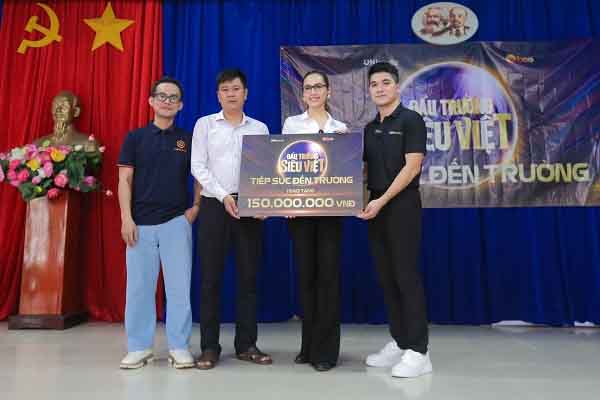 ‘Đấu trường siêu Việt’: Á hậu Hoàng My thực hiện lời hứa trao học bổng trị giá 150 triệu