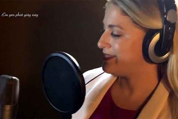 Nữ Tùy viên sứ quán Mỹ thể hiện ca khúc ‘Bụi phấn’ mừng Ngày nhà giáo Việt Nam