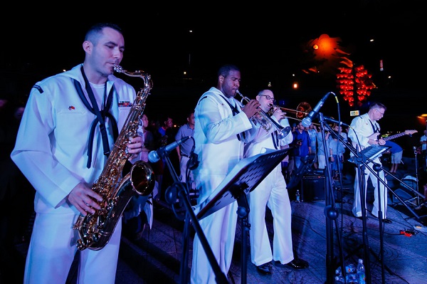 Ban nhạc Hạm đội 7 Hải quân Hoa Kỳ biểu diễn ở công viên bờ đông cầu Rồng Đà Nẵng