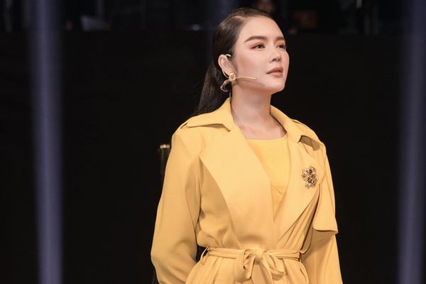 Lý Nhã Kỳ diện cây hàng hiệu nổi bật trên ‘ghế nóng’